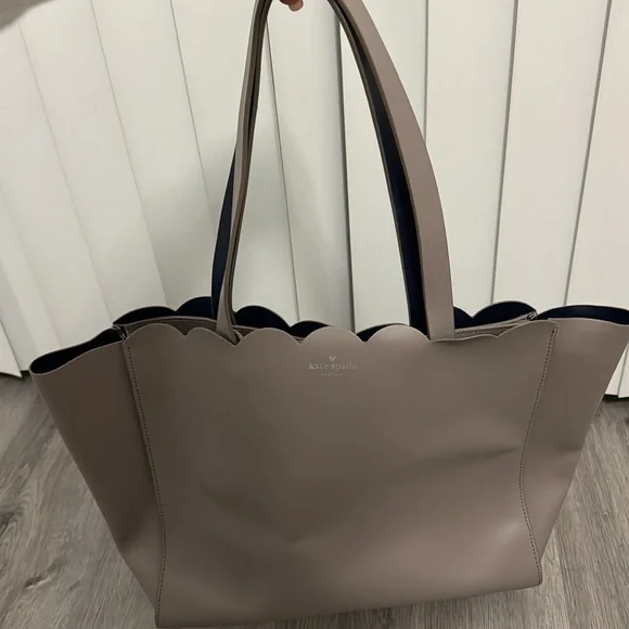 It’s an amazing size, that fit a lot of stuff. Is in excellent condition - Picture 3 of 4